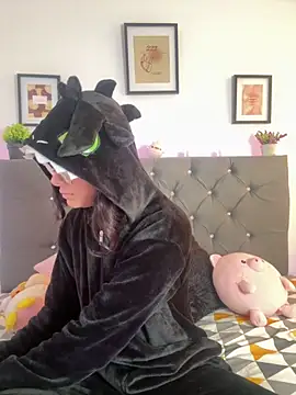 Im Lyan online show from October 10, 2025, 3:24 pm