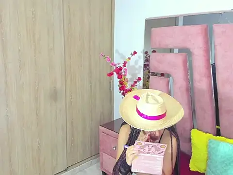 Snapshot of MaraKarly chatting on October 31, 2025, 2:02 pm MaraKarly online show from October 31, 2025, 2:02 pm