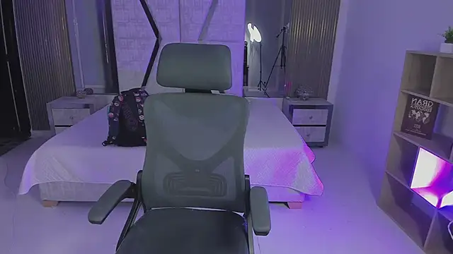 Snapshot of AlliceCopper chatting on October 1, 2025, 2:10 pm AlliceCopper online show from October 1, 2025, 2:10 pm