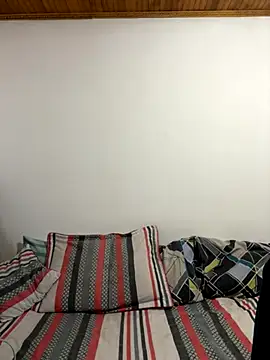 Snapshot of coupledesire18 chatting on October 31, 2025, 1:13 am coupledesire18 online show from October 31, 2025, 1:13 am