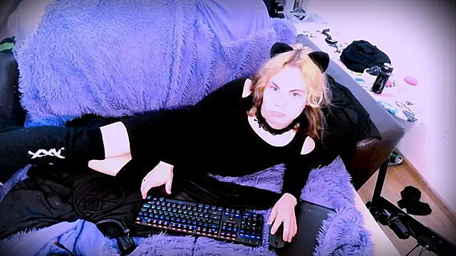 Snapshot of SparkyFerret chatting on October 1, 2025, 3:38 pm SparkyFerret online show from October 1, 2025, 3:38 pm