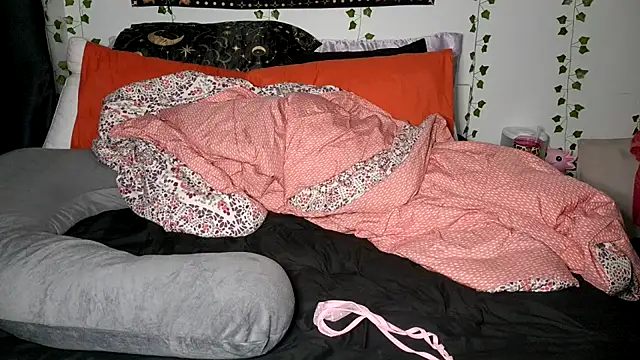 Snapshot of mistressnelle chatting on July 25, 2026, 3:58 am mistressnelle online show from July 25, 2026, 3:58 am