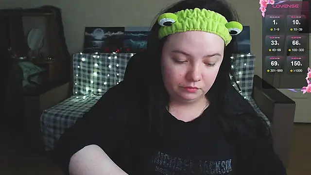 Snapshot of EmillyBones chatting on December 21, 2025, 8:42 pm EmillyBones online show from December 21, 2025, 8:42 pm