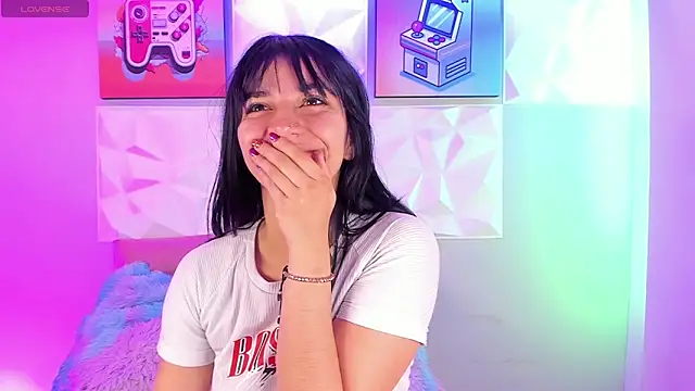 LindaWz  online show from September 19, 2025, 6:06 am