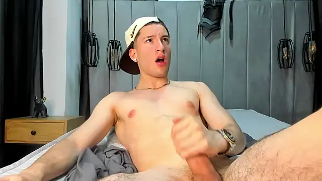 Snapshot of HunterHeat_ chatting on November 30, 2025, 12:11 am HunterHeat online show from November 30, 2025, 12:11 am