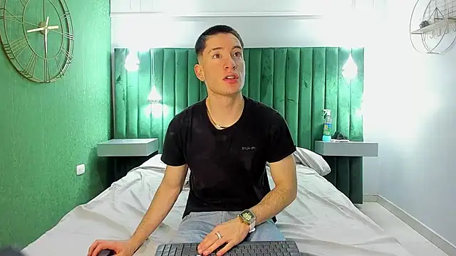 Snapshot of HunterHeat_ chatting on November 15, 2025, 12:20 pm HunterHeat online show from November 15, 2025, 12:20 pm