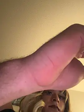 Snapshot of RylieDeWhore1@xh chatting on October 29, 2025, 1:15 am RylieDeWhore1xh online show from October 29, 2025, 1:15 am