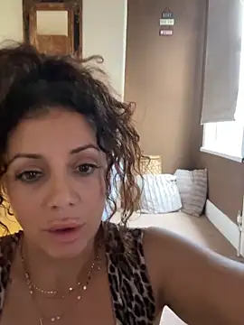 caramelandCurls online show from October 8, 2025, 11:56 am