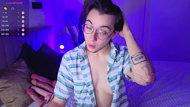 Snapshot of tyler_bergg chatting on September 24, 2025, 10:38 pm tyler bergg online show from September 24, 2025, 10:38 pm