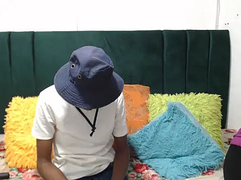 SweetSlenderChoc online show from February 12, 2026, 6:51 pm