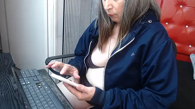 Snapshot of linda__mature chatting on October 23, 2025, 12:15 pm linda mature online show from October 23, 2025, 12:15 pm