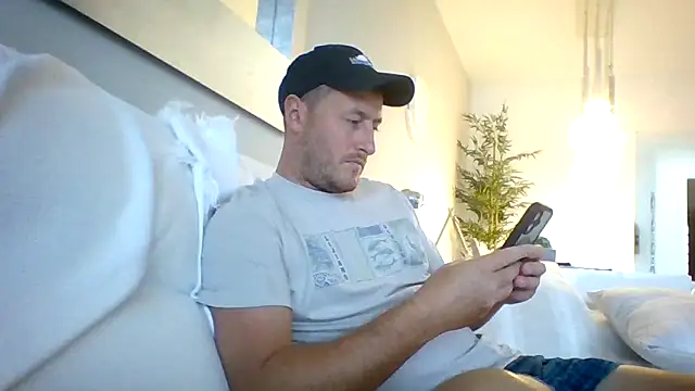 Snapshot of Londonlad818 chatting on October 29, 2025, 1:21 pm Londonlad818 online show from October 29, 2025, 1:21 pm