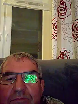 Oldmenhot66 online show from October 31, 2025, 6:37 pm