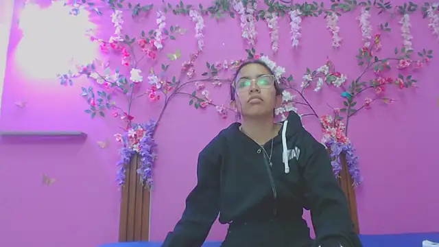 skinnysofia18 online show from February 7, 2026, 7:38 am