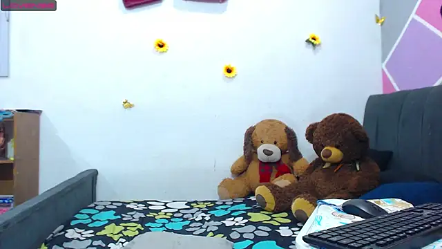 Snapshot of Sharasexy1 chatting on December 17, 2025, 8:14 pm Sharasexy1 online show from December 17, 2025, 8:14 pm