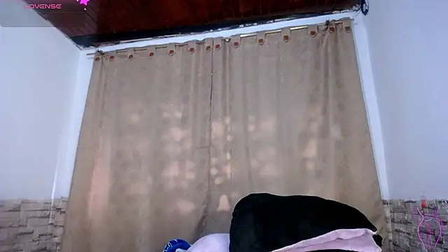 DaraKat18 online show from March 19, 2026, 10:32 pm