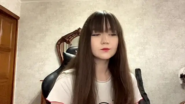 Pikmigirl18 online show from October 12, 2025, 9:32 am