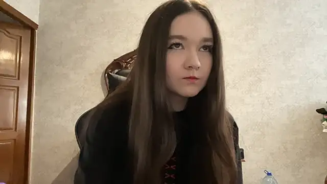 Pikmigirl18 online show from September 12, 2025, 1:11 pm