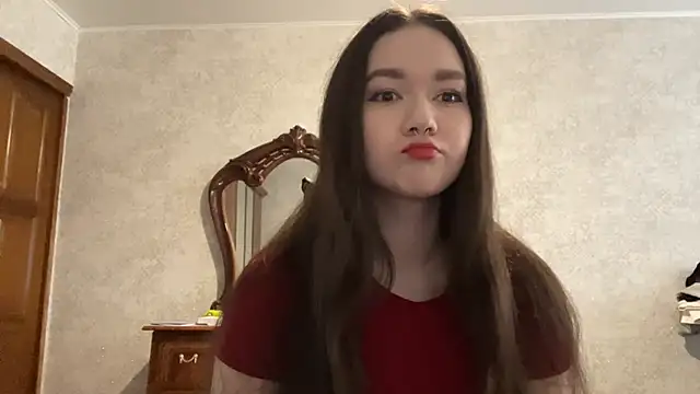 Pikmigirl18 online show from September 15, 2025, 1:11 pm