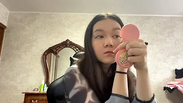 Pikmigirl18 online show from October 8, 2025, 9:55 am