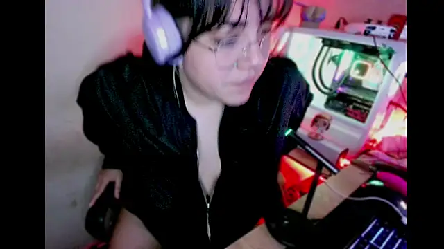 Snapshot of PinkDenial chatting on September 14, 2025, 4:18 pm PinkDenial online show from September 14, 2025, 4:18 pm