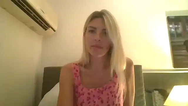 Liliwii1 online show from October 30, 2025, 8:28 pm