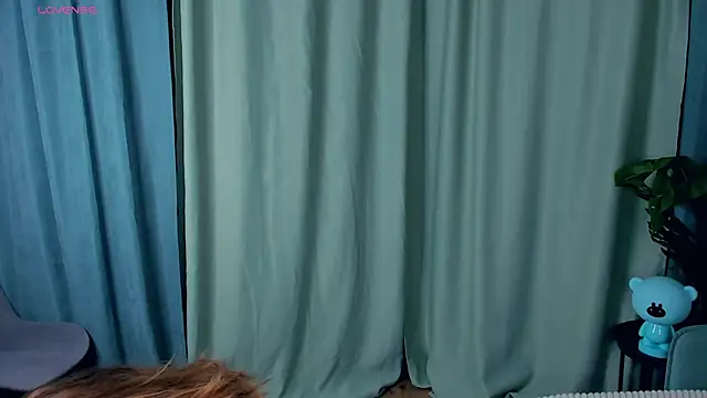 LaritaYoseph online show from December 1, 2025, 4:41 pm