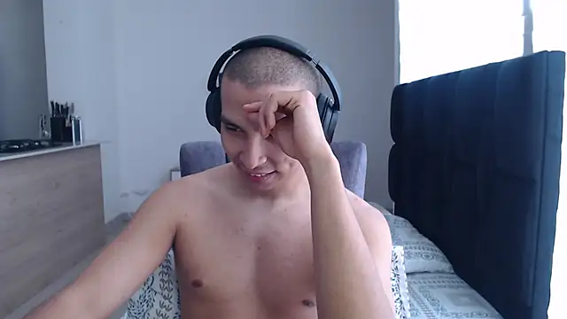 Auron Demon01 online show from December 15, 2025, 5:19 pm