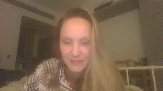 Snapshot of Molvina chatting on November 4, 2025, 7:39 pm Molvina online show from November 4, 2025, 7:39 pm