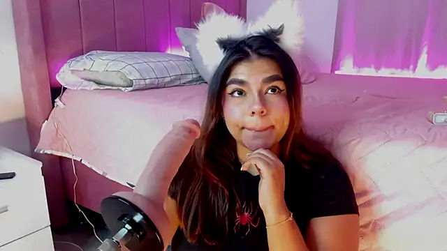 Snapshot of AliceThundeer chatting on December 17, 2025, 4:17 am AliceThundeer online show from December 17, 2025, 4:17 am