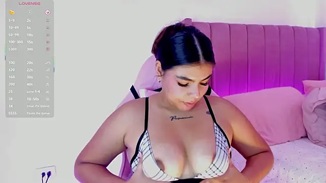 Snapshot of AliceThundeer chatting on December 22, 2025, 6:41 pm AliceThundeer online show from December 22, 2025, 6:41 pm