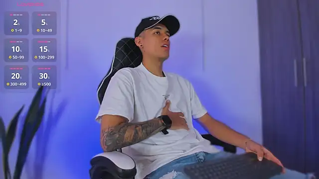 Nickyblazze  online show from November 17, 2025, 1:15 pm