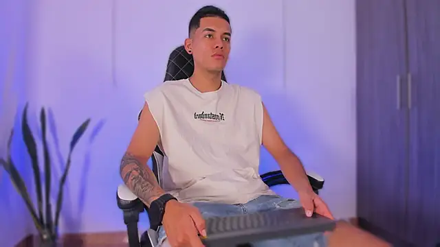 Nickyblazze  online show from November 3, 2025, 1:04 pm