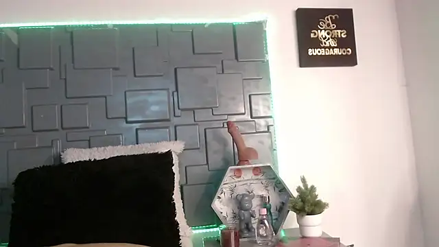 Trinity Knox online show from September 30, 2025, 6:14 pm