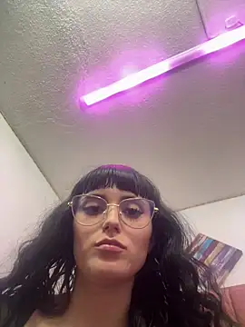 Snapshot of XBODTRIIPX chatting on December 19, 2025, 3:47 pm XBODTRIIPX online show from December 19, 2025, 3:47 pm