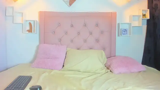 Mia Suarezzz online show from November 1, 2025, 11:53 pm