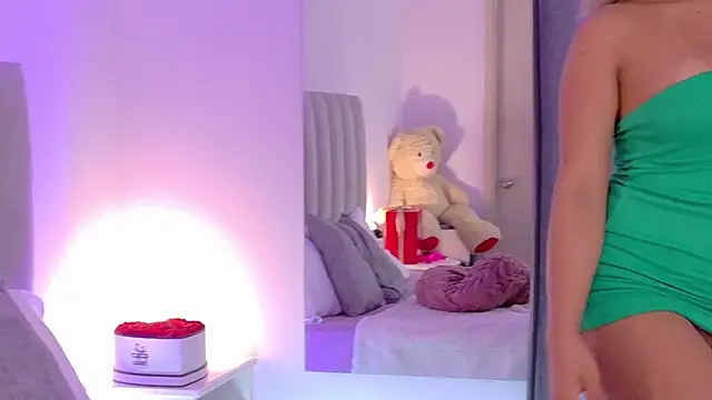 NicoleArmani online show from November 28, 2025, 7:36 pm