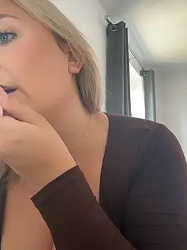 Snapshot of Elliemaee chatting on September 11, 2025, 9:31 am Elliemaee online show from September 11, 2025, 9:31 am