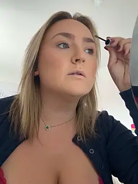 Snapshot of Elliemaee chatting on September 18, 2025, 11:13 am Elliemaee online show from September 18, 2025, 11:13 am