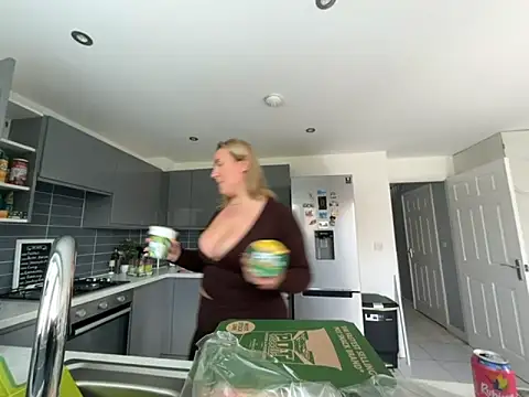 Snapshot of Elliemaee chatting on September 19, 2025, 11:47 am Elliemaee online show from September 19, 2025, 11:47 am