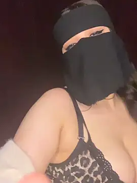 Snapshot of RooVaaN-Xx chatting on December 18, 2025, 1:33 am RooVaaN-Xx online show from December 18, 2025, 1:33 am