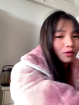 Snapshot of Emlyly-18 chatting on November 19, 2025, 12:43 am Emlyly-18 online show from November 19, 2025, 12:43 am