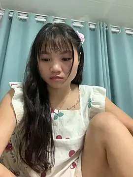 Snapshot of Emlyly-18 chatting on October 16, 2025, 2:31 am Emlyly-18 online show from October 16, 2025, 2:31 am