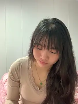 Snapshot of Emlyly-18 chatting on November 1, 2025, 2:51 am Emlyly-18 online show from November 1, 2025, 2:51 am