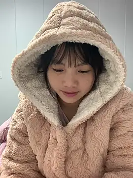 Snapshot of Emlyly-18 chatting on October 21, 2025, 4:34 am Emlyly-18 online show from October 21, 2025, 4:34 am