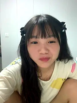 Snapshot of Emlyly-18 chatting on October 16, 2025, 2:58 pm Emlyly-18 online show from October 16, 2025, 2:58 pm