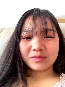 Snapshot of Emlyly-18 chatting on December 3, 2025, 5:19 am Emlyly-18 online show from December 3, 2025, 5:19 am