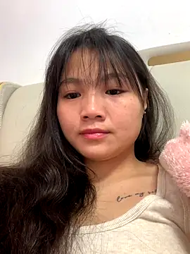 Snapshot of Emlyly-18 chatting on November 30, 2025, 2:34 am Emlyly-18 online show from November 30, 2025, 2:34 am