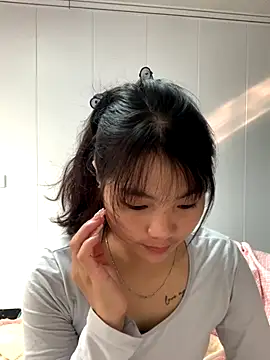 Snapshot of Emlyly-18 chatting on November 15, 2025, 1:31 am Emlyly-18 online show from November 15, 2025, 1:31 am