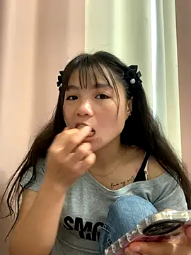 Snapshot of Emlyly-18 chatting on September 17, 2025, 6:59 am Emlyly-18 online show from September 17, 2025, 6:59 am